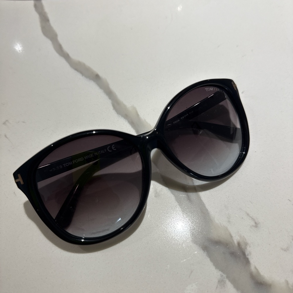 Tom Ford Black Aviator Sunglasses with Modern Design
